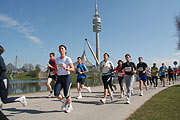 bei schönstem Wetter durch den Olympiapark 2007 (Foto: Martin Schmitz)